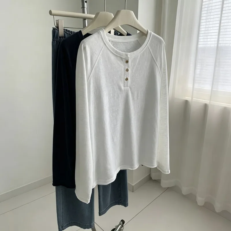 Damen-T-Shirt mit langen Ärmeln, schlichtes Design, für Herbst und Winter, einfarbig, locker geschnitten, lässiger Stil, Knopfleiste, Raglanärmel, weich, vielseitig, für den täglichen Gebrauch. – Detail 2