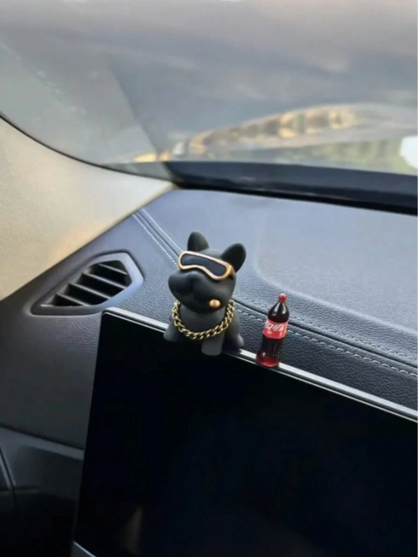 Decoração de carro de buldogue de resina fofa com corrente de ouro e óculos – ornamento de painel divertido para amantes de cães, acessórios de interior de carro humorístico