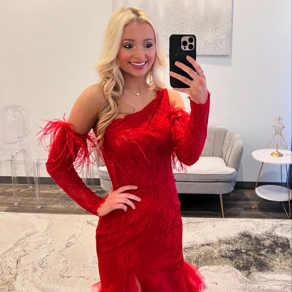 Amanda Personalizzato Piume Rosse Spalle Inclinate Sirena robes de soirée Spacco Laterale Abiti Da Festa Tessuto A Maglia Vestito Da Promenade 2024