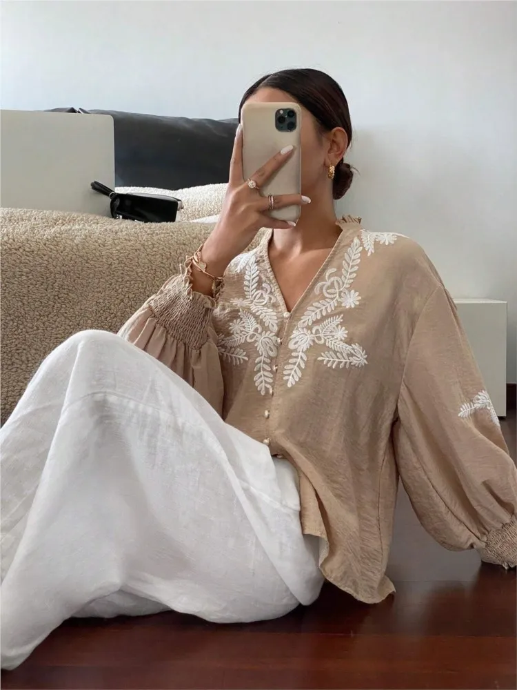 

New V-neck Simple Solid Color Embroidered Pearl Single-breasted Lantern Long-sleeved Women's Autumn Comfortable Casual Top