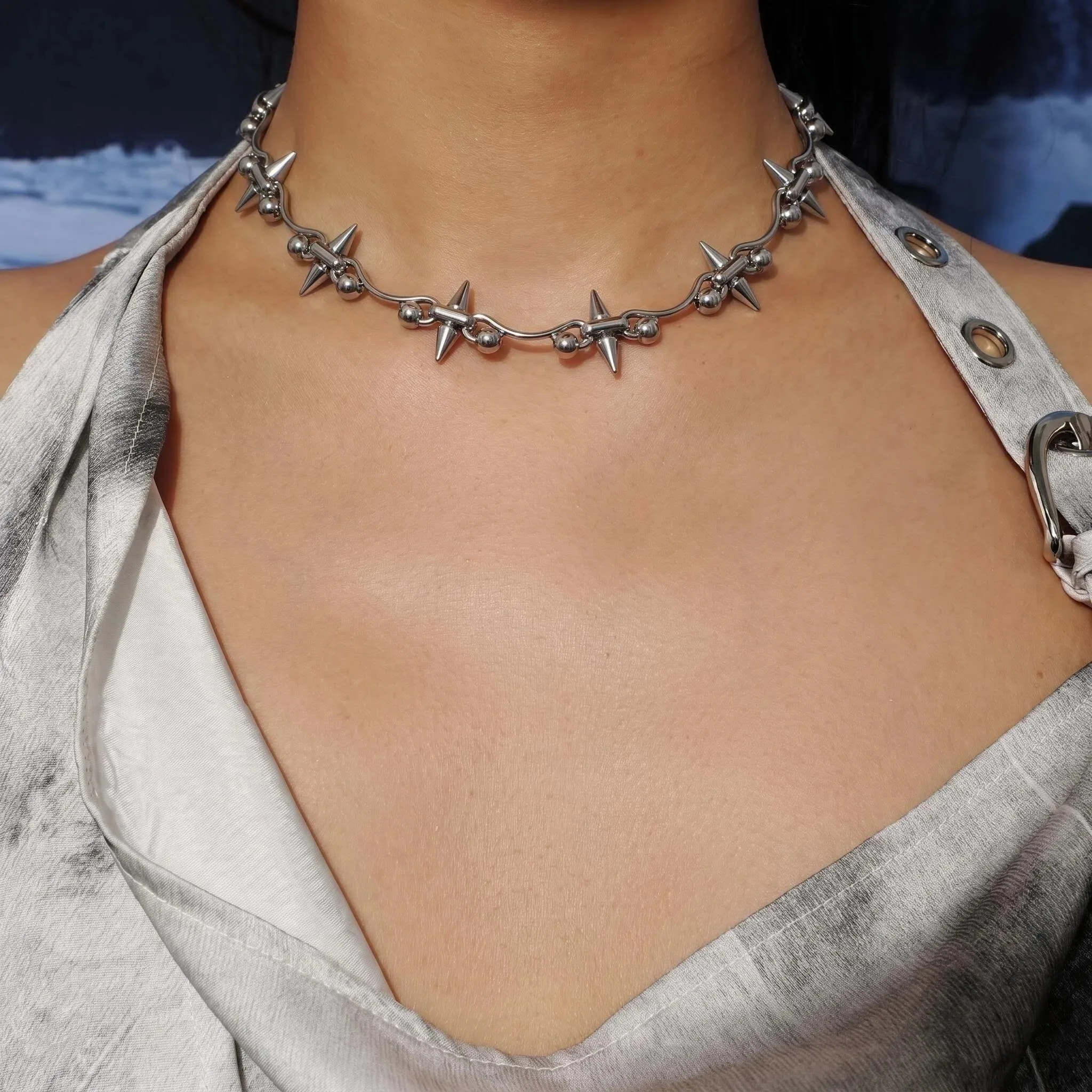 Personalisierte Rock-Halskette im Punk-Stil mit Spikes, coole, trendige, handgefertigte geometrische Halskette, Gothic Y2K Charm-Accessoires – Detail 3