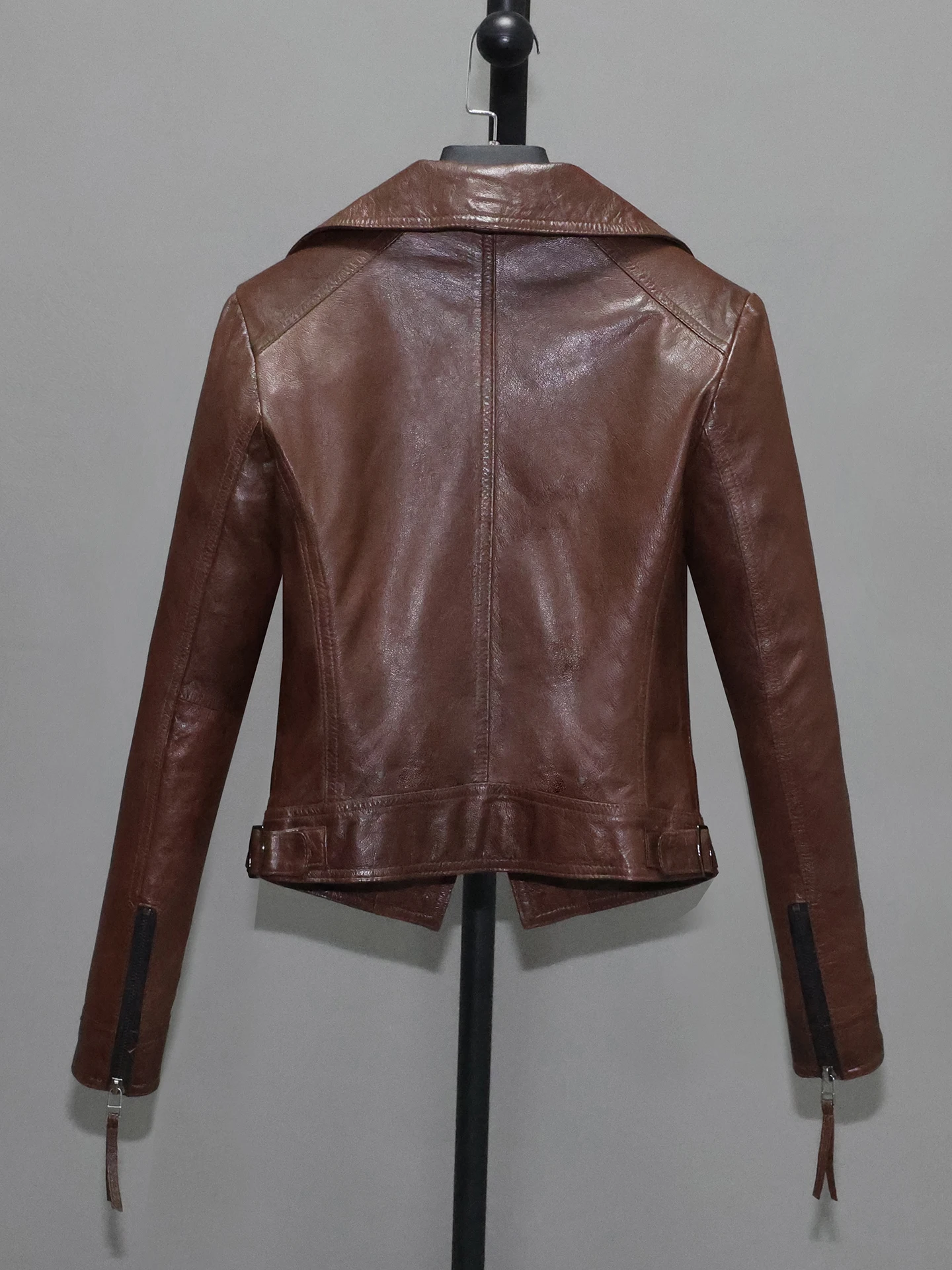 Damska kurtka motocyklowa ze skóry koziej licowej, krótka, dopasowana, retro, postarzana, miękka, plus size.