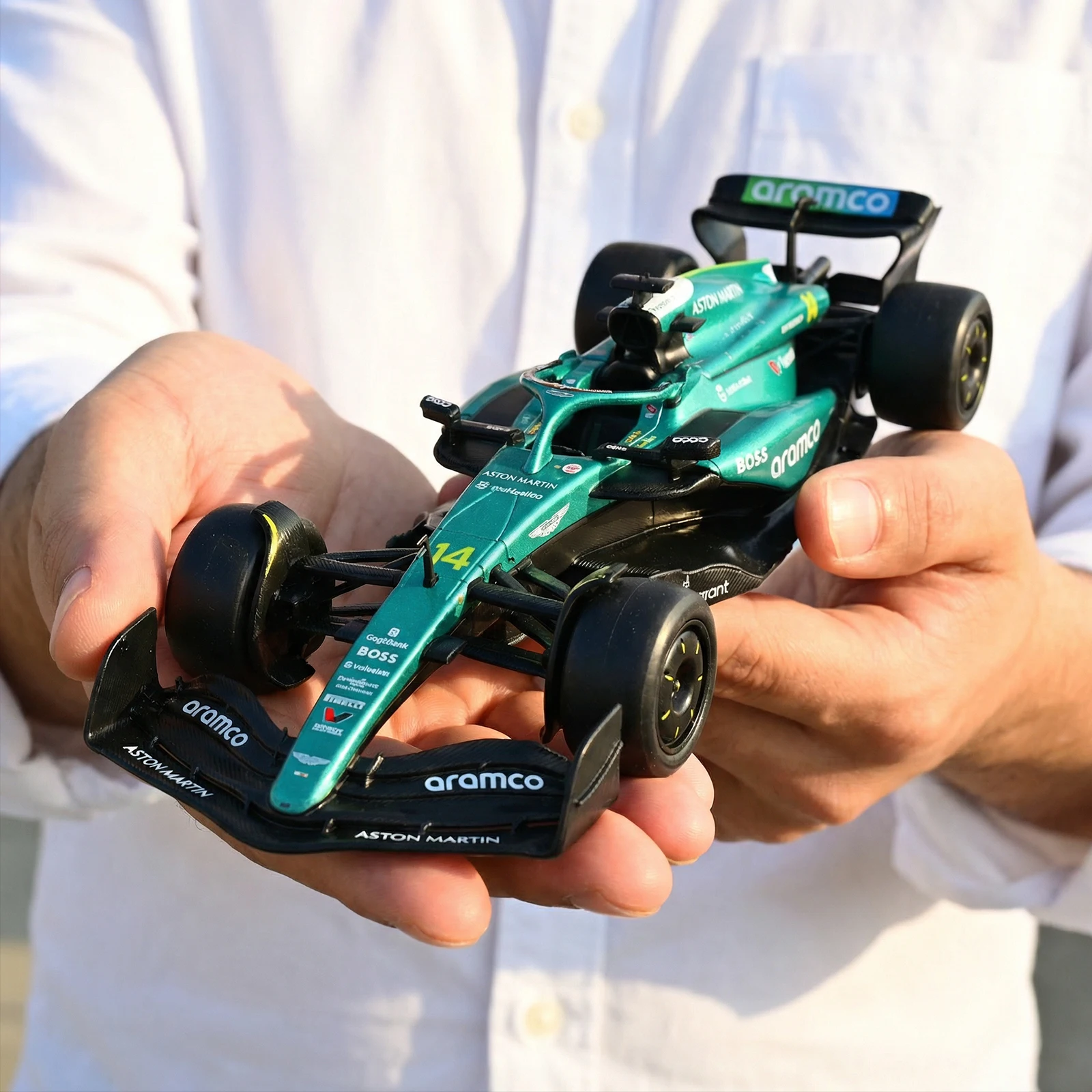 1-24-aston-martin-f1-no14-Формула-mclaren-f1-no-4-Литой-под-давлением-автомобиль-из-сплава-металла-для-мальчиков-Высокая-имитация-миниатюрного-праздничного-подарка-в-подарок