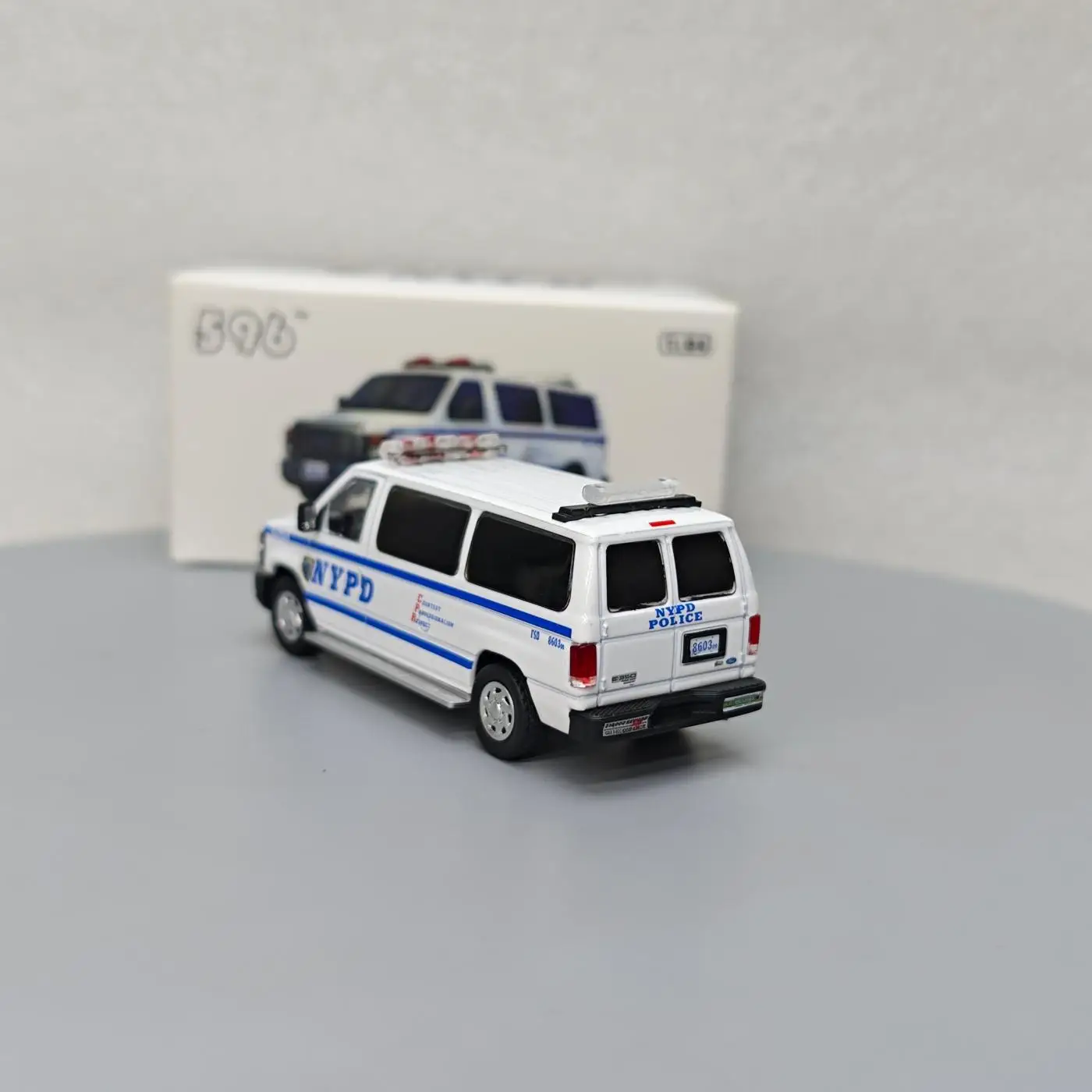 596 1:64 フォード E シリーズ バン フォード E350 ニューヨーク市警察アドバンス コレクション オーナメント カー モデル