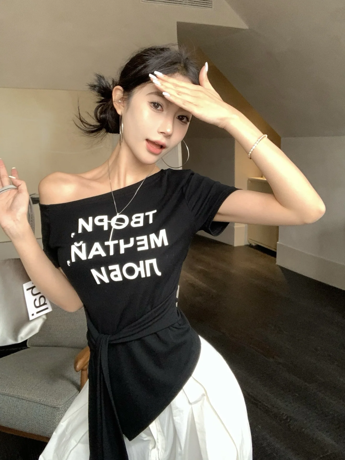Damen Sommer T-Shirt mit Buchstaben-Print, One-Shoulder, Kurzarm, Slim-Fit Top, Mädchen Kurzes Studenten-Basisshirt, Lässiges T-Shirt für Frauen – Detail 26