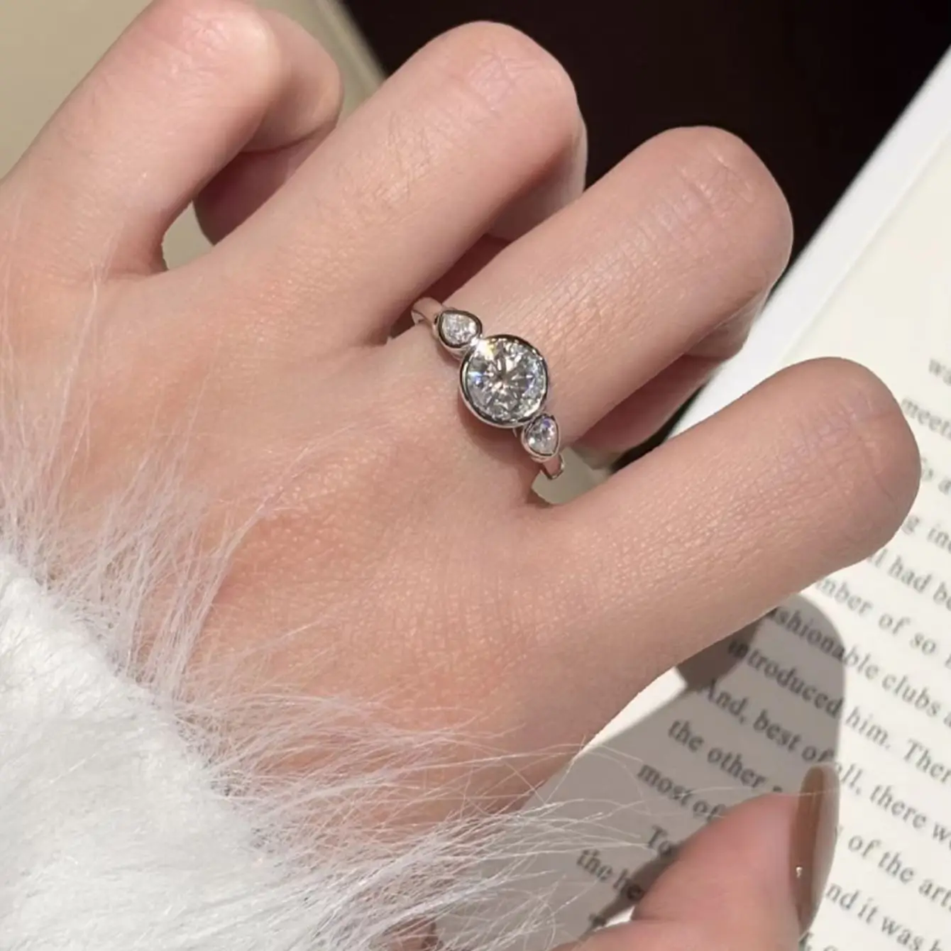 Ein schlichter, alltagstauglicher Ring aus 925er Sterlingsilber mit birnenförmigem Moissanit-Stein, unisex. – Detail 4