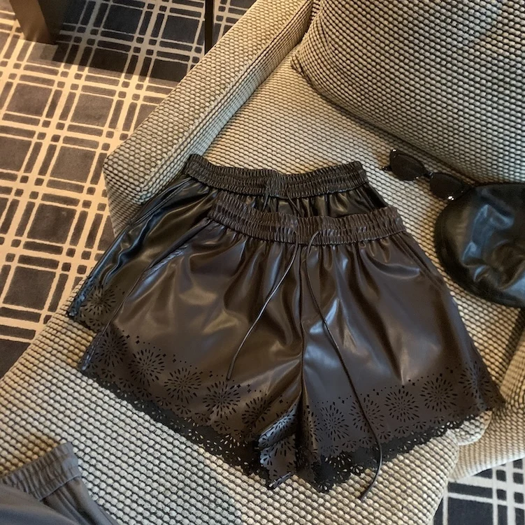 여성용 가을 겨울 PU 가죽 홀로우 아웃 드로스트링 허리 와이드 레그 쇼츠 여성용 솔리드 컬러 하이 웨이스트 루즈 쇼트 팬츠