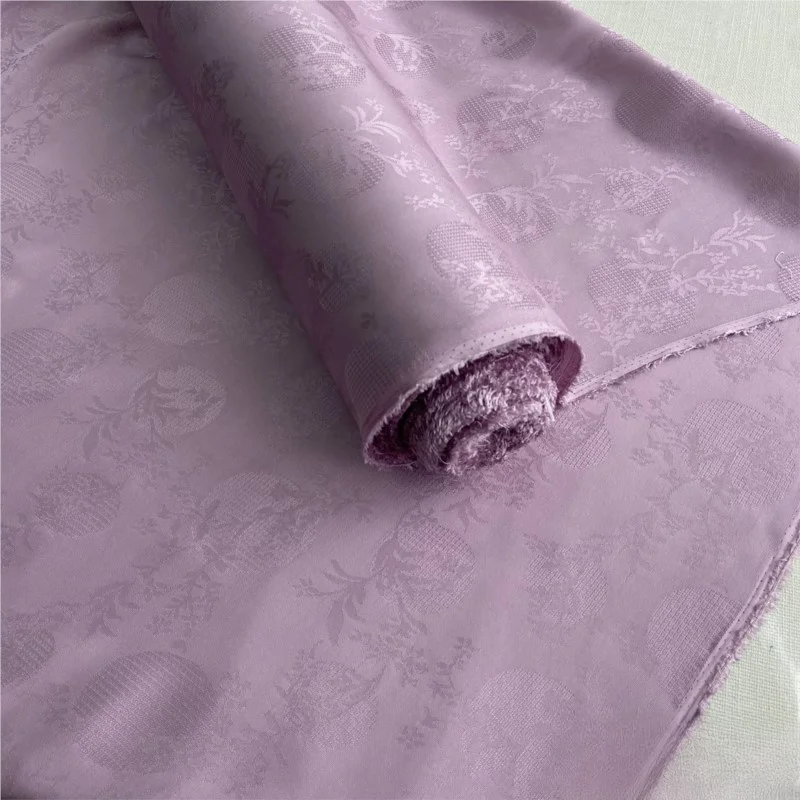 

A new Chinese-style jacquard shirt and cheongsam fabric made of replicated pure silk brocade