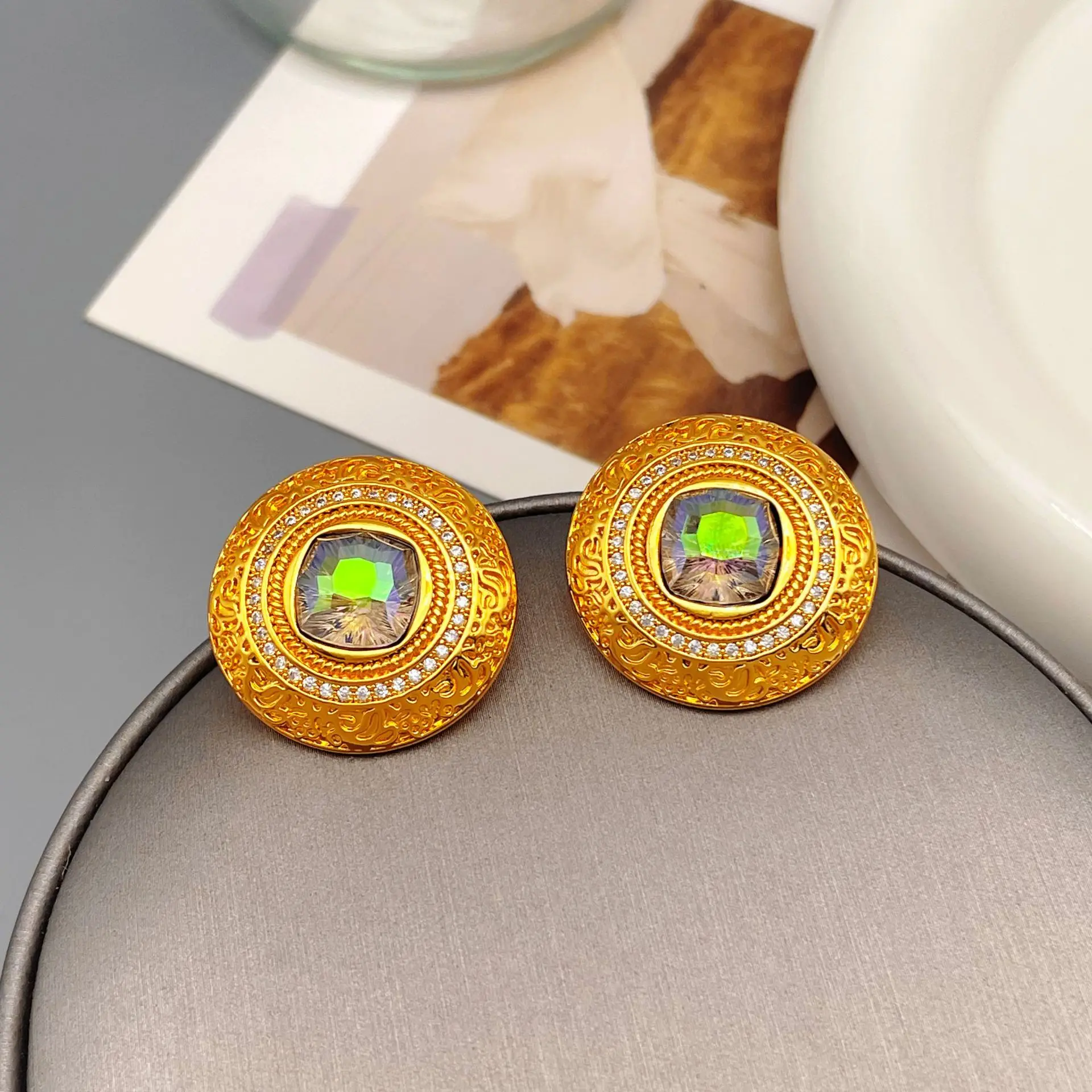 

Original French retro circle texture literary temperament high-end stud earrings