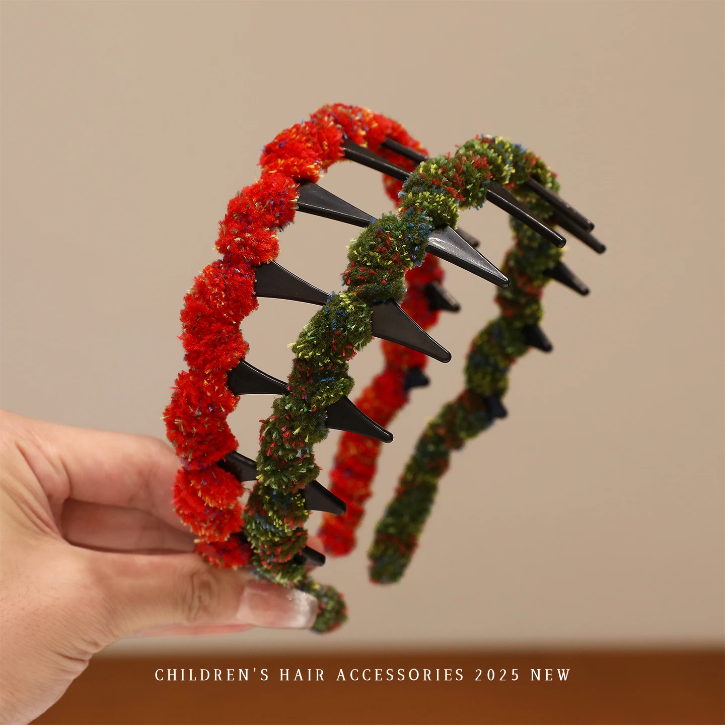 Herbst-Winter-Weihnachts-Kinder-Haarband mit Zähnen, Santa-Stil, bunter Plüschgarn-Haarreif, Mädchen-Weihnachtsfeier-Haaraccessoire – Detail 1