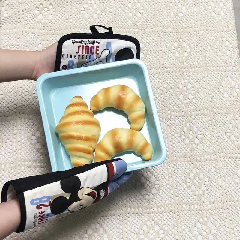 Guantes para horno de Mickey Mouse de Disney, posavasos, conjunto de dos piezas, figuras de dibujos animados, accesorios de cocina para hornear, guante aislante antiescaldaduras