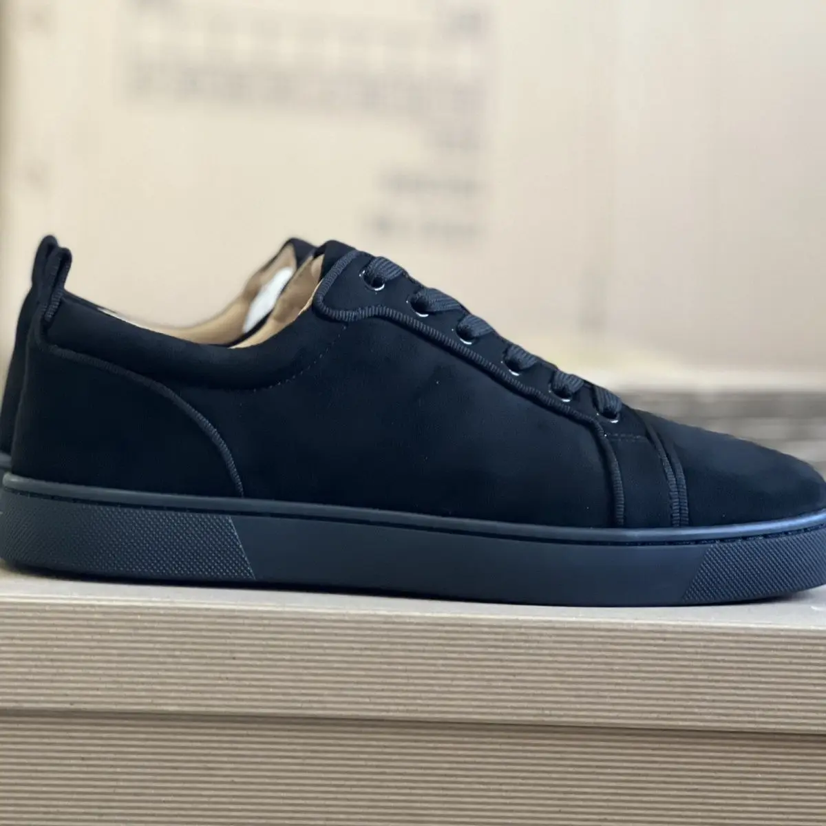 

2025 New Men's and Women's Red Shoes High Street CL Rivet Flat Comfortable Breathable Men's Shoes Couple Casual Shoes