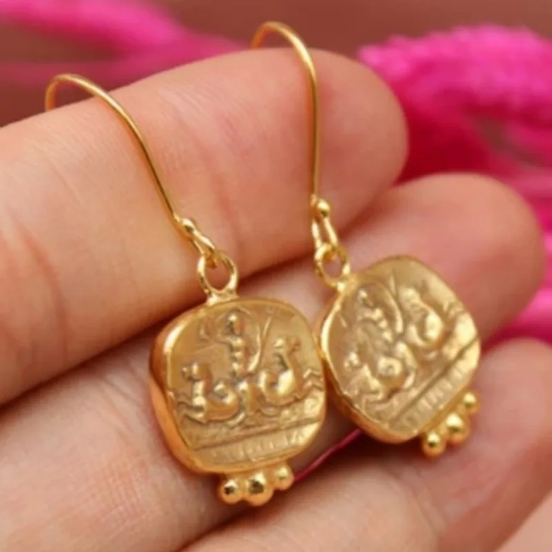 Vintage Handgeschnitzte Geometrische Hängeohrringe für Damen Goldfarben Metall Tägliches Tragen Party-Schmuck Jubiläumsgeschenk