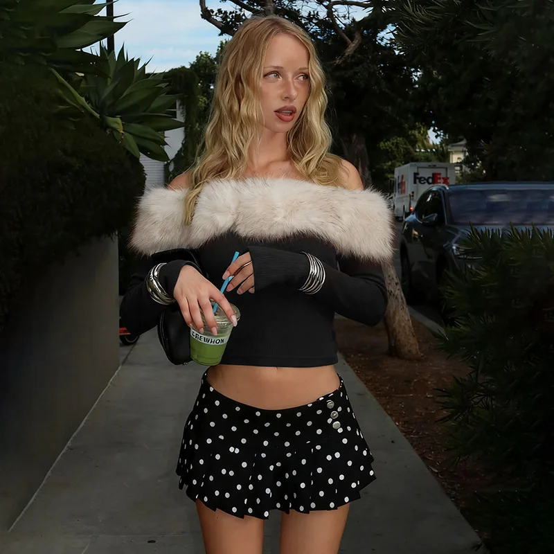 Damskie modne seksowne crop topy z długim rękawem, z odkrytymi ramionami, z dekoltem typu slash neck, z futrzanymi wstawkami, prążkowane, dopasowane, na jesień i zimę 2025.