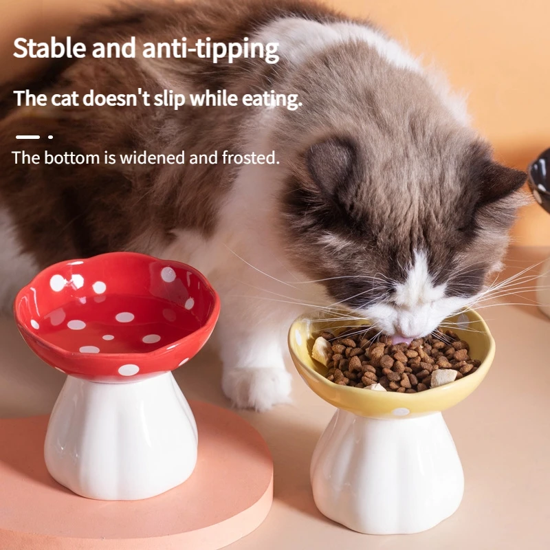 

Очаровательные керамические миски для кошек в форме грибов – набор из 2 штук. Прочная основа защищает позвоночник, удобная высота для еды, нескользящие, легко моются.