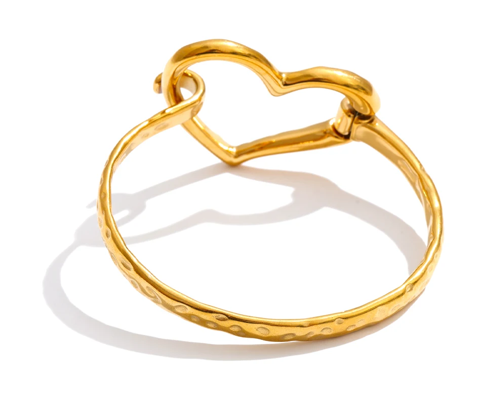 Yhpup 60 mm Edelstahl-Armband mit hohlem Herz und Liebesmotiv, hochwertige Textur, bezaubernder goldfarbener Schmuck, PVD-beschichtet – Detail 3