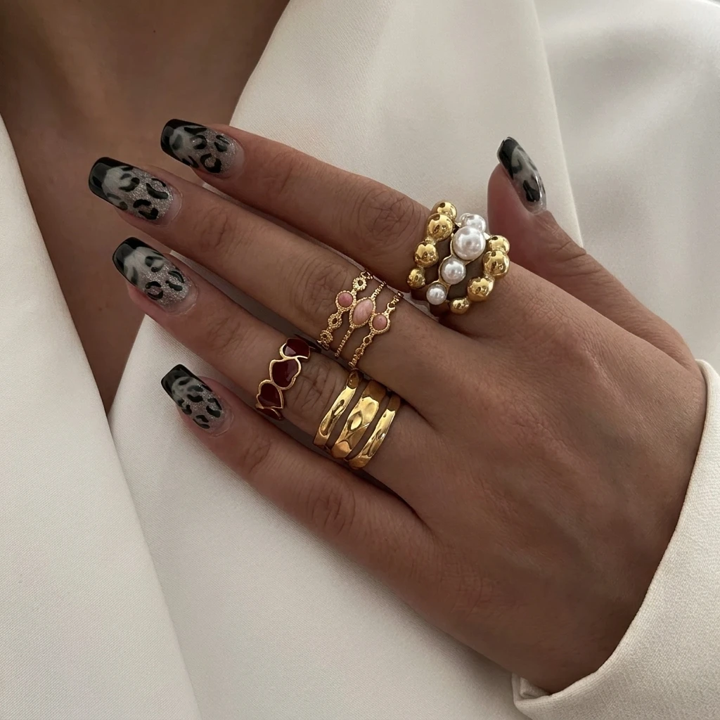 Zierlicher Dreifach-Band Perlen-Ring mit Rotem Herz für Damen Vintage Statement Stapelbarer Ring Valentinstag Schmuck Geschenke