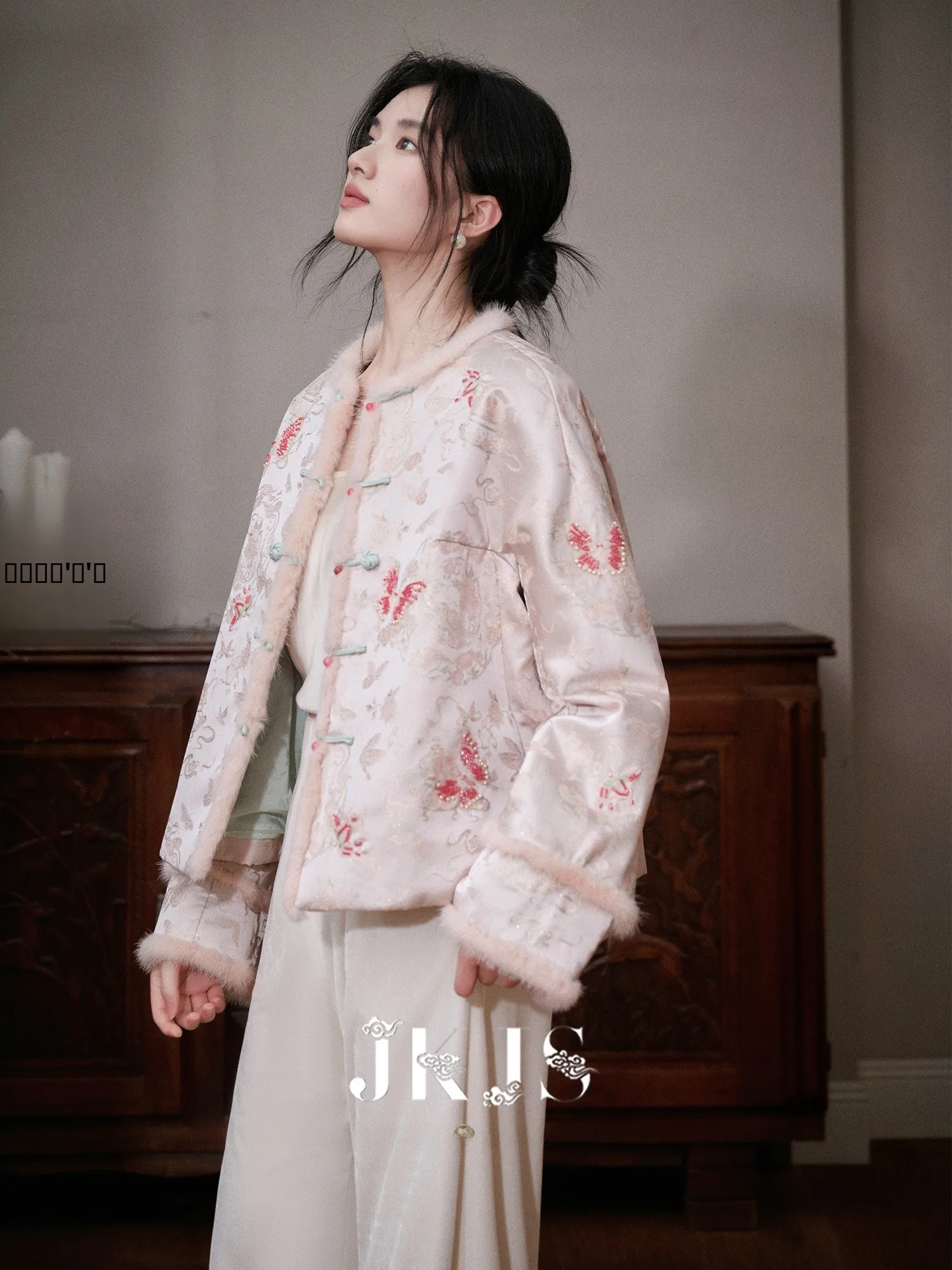 

Новая китайская зимняя куртка из шерстяного хлопка с вышивкой, на пуговицах, с длинными рукавами, круглым вырезом и одной пуговицей