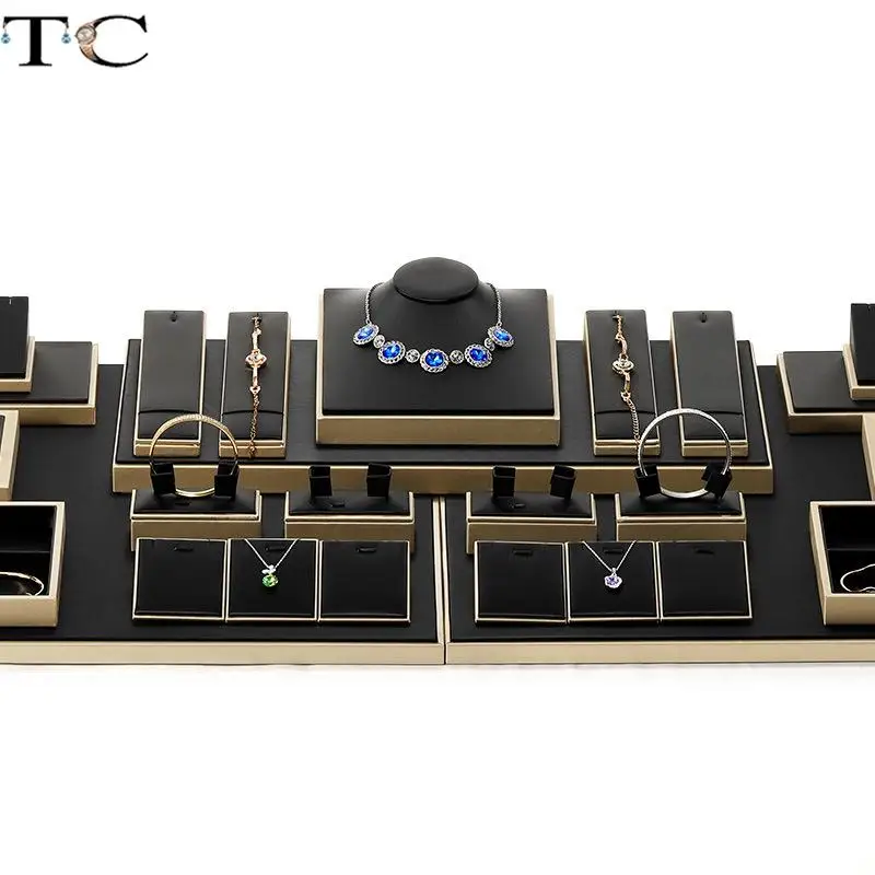 

Стенд-витрина из искусственной кожи для ювелирных изделий: кольца, серьги-гвоздики, ожерелья, подвески, браслеты. Настольная подставка для демонстрации.