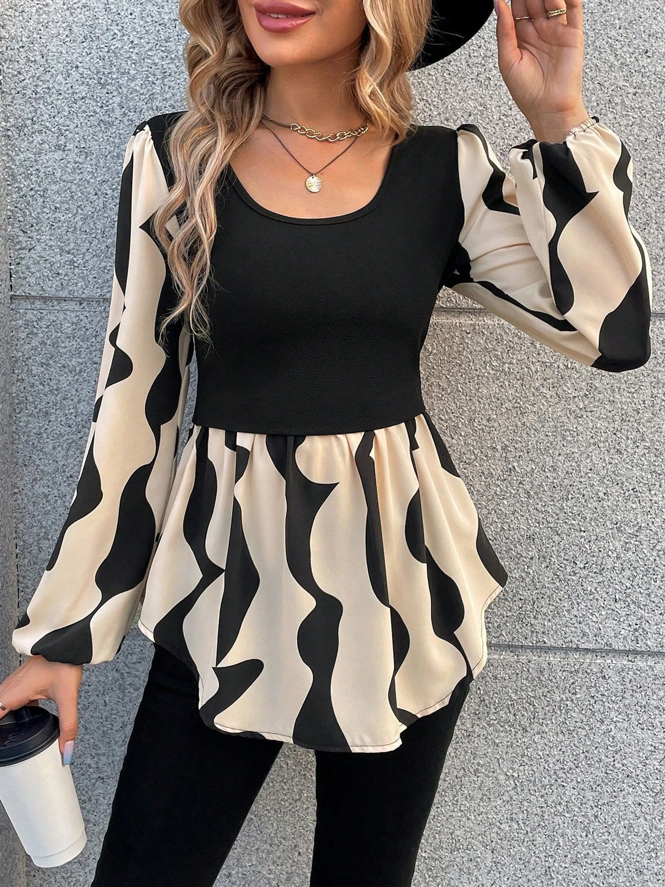 بلوزة نسائية طويلة الأكمام بطباعة تجريدية، رقبة مربعة، تصميم أسود - بيج، مثالية للخططات غير الرسمية وأيام المكتب