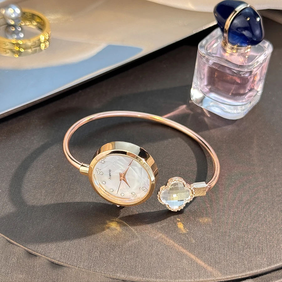 ساعة جديدة بسوار من اللؤلؤ، ساعة يد فاخرة وخفيفة الوزن، ساعة نسائية، ساعة مجوهرات صغيرة مفتوحة