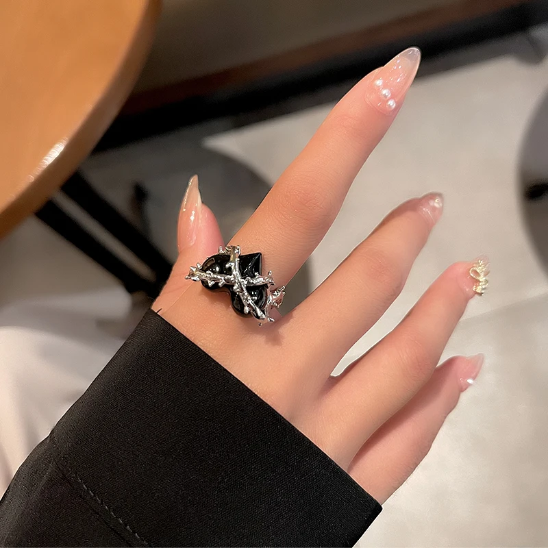 2022 New Fashion Creative Punk Gothic Thorns Love Heart Rings Vintage Open Rings For Women Party Jewelry Engagement Wedding Gift