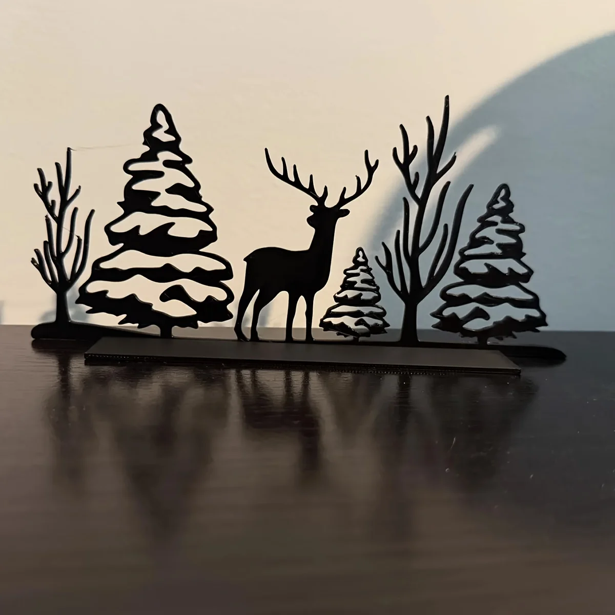 قطعة واحدة من ديكور الطاولة على شكل غابة الرنة لعيد الميلاد - قطعة حديد متينة مع أشجار الصنوبر الثلجية وتصميم الغزلان