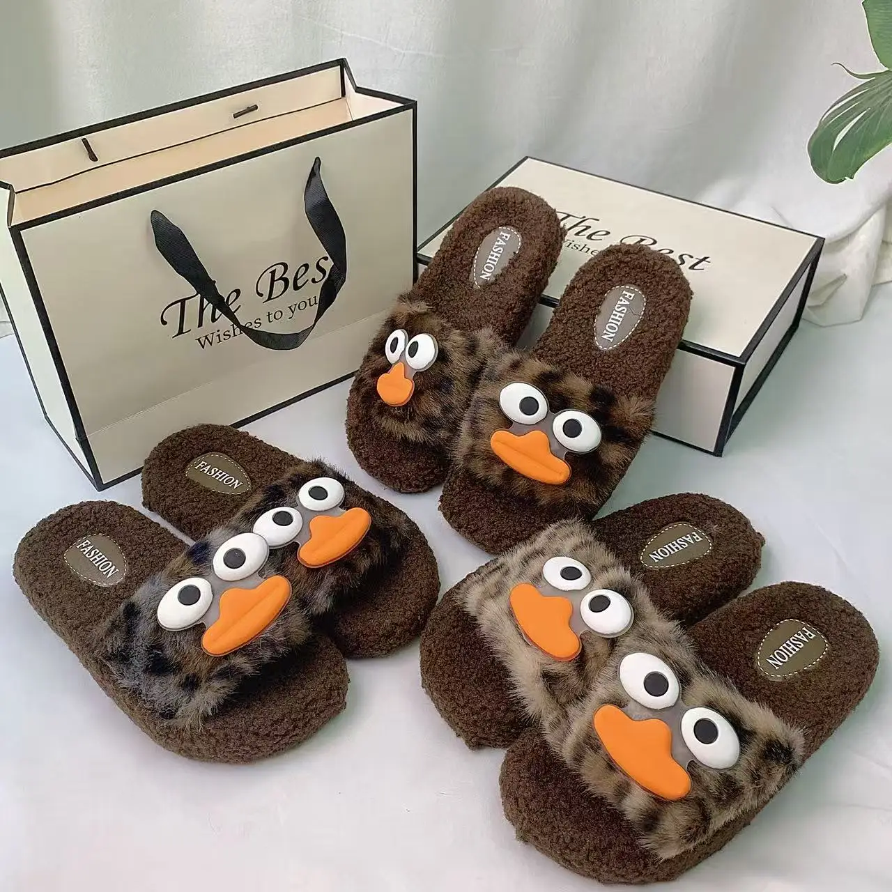 2025 nuevas zapatillas peludas de moda para mujer, zapatillas de casa, zapatillas peludas cálidas de suela plana con estampado de leopardo de ojo grande para invierno, zapatillas de moda versátiles