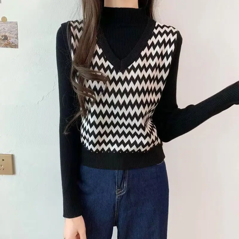 

Sleeveless V-Neck Sweater Vest Women 2025 Korean Fashion Knitwear Spring Autumn Contrasting Wavy Pattern Pullover Waistcoat Tops