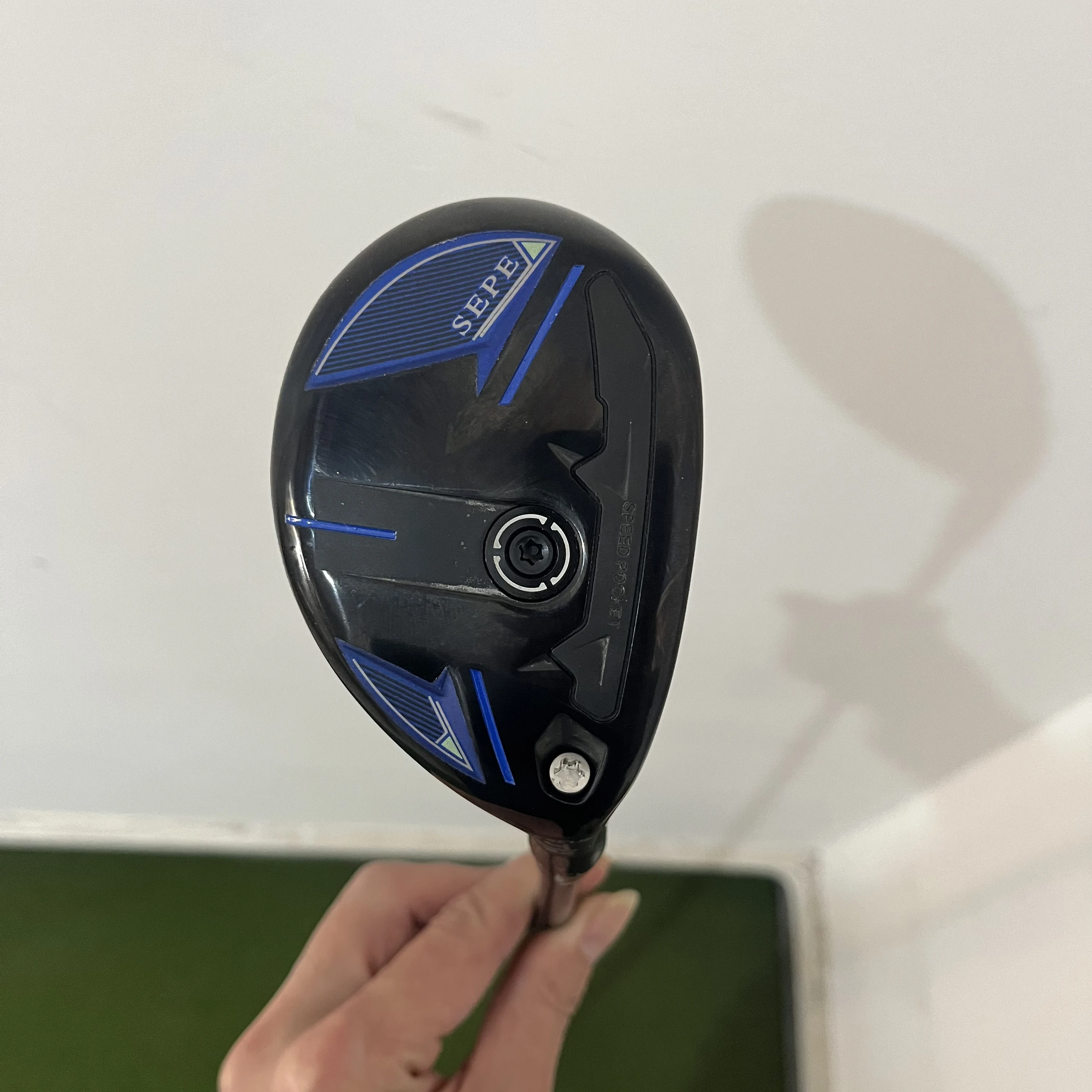 1 club de golf hybride avec manche en fibre de carbone, poignée en caoutchouc, flexibilité S-Stiff, pour droitier, avec housse de tête de club de golf.