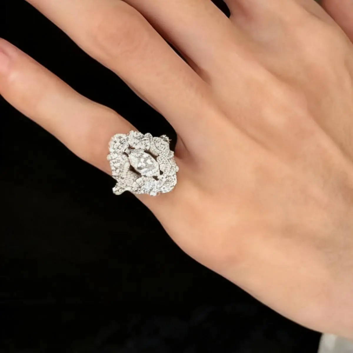 

Ele Hollow out Open Ring with Zircon Women's Faion Jewelry mat Design Sensation Luxury Feeling Index Finger Ring