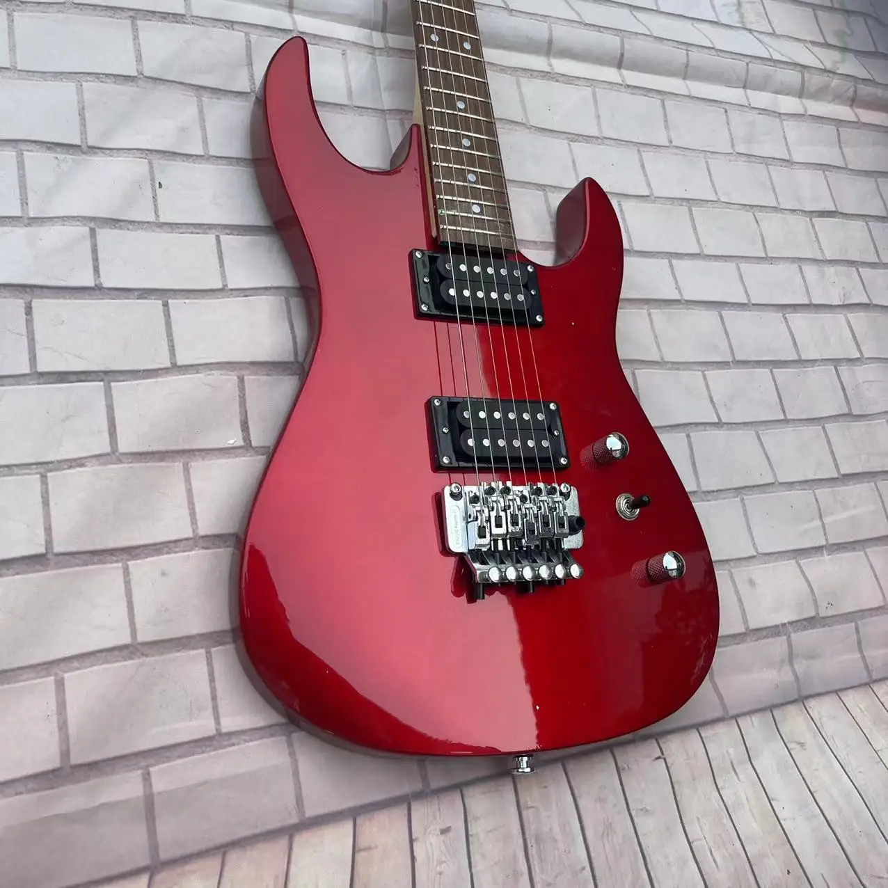 Guitar 6-string B-C electric guitar, metal red body, maple neck, factory real pictures, in stock, can be shipped upon order, fre