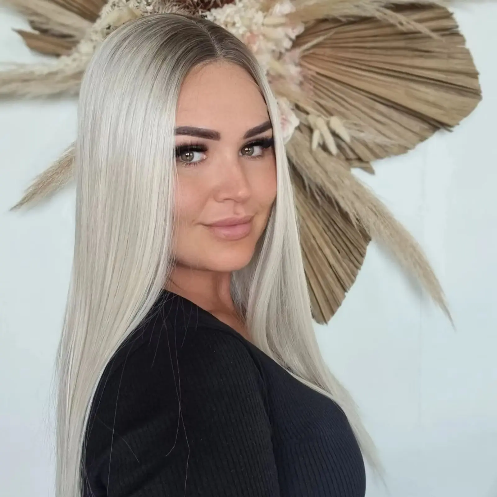 

18-дюймовый мягкий длинный прямой парик 13x4 Средняя часть Ombre Серебристо-серый блондин Синтетический HD парик фронта шнурка 180% Плотность Ежедневные парики