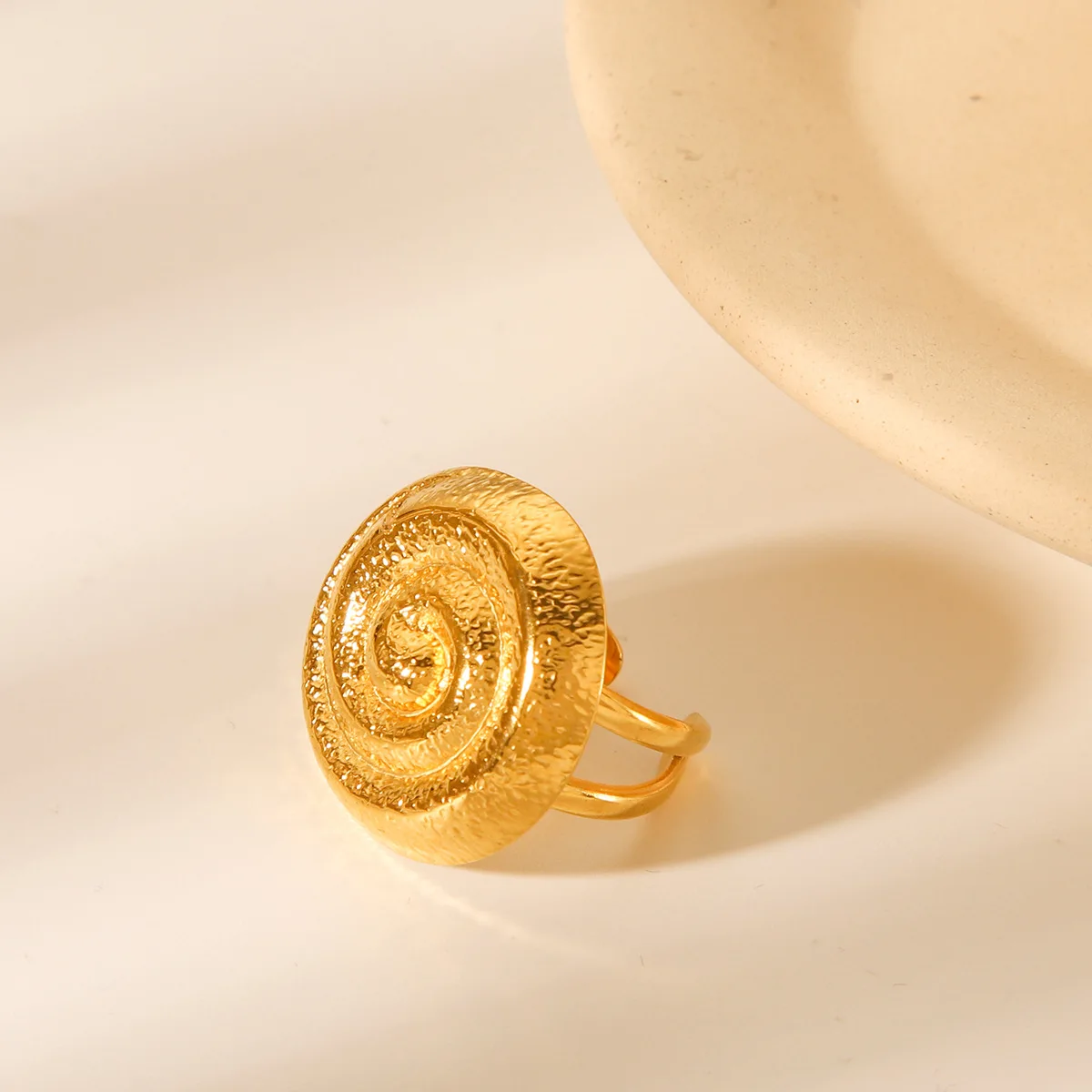 anel-aberto-espiral-martelado-em-aco-inoxidavel-banhado-a-ouro-18k-para-mulheres-design-de-nicho-estilo-instagram-anel-estilo-ocidental