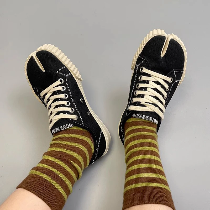 New Unisex Tabi Sneakers Split Toe Flats Men’s Women’s Ninja Canvas Tabi Shoes Women Pig Hoof Shoes Loafers Zapatos De Mujer