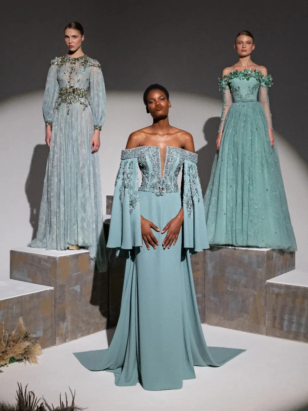 Traumhaftes Staubblau-Floral-Abendkleid, Wunderschönes Spitzenkleid mit Off-Shoulder-Ausschnitt und Perlen, A-Linien-Cocktailkleid, Maßgeschneiderte Damenmode