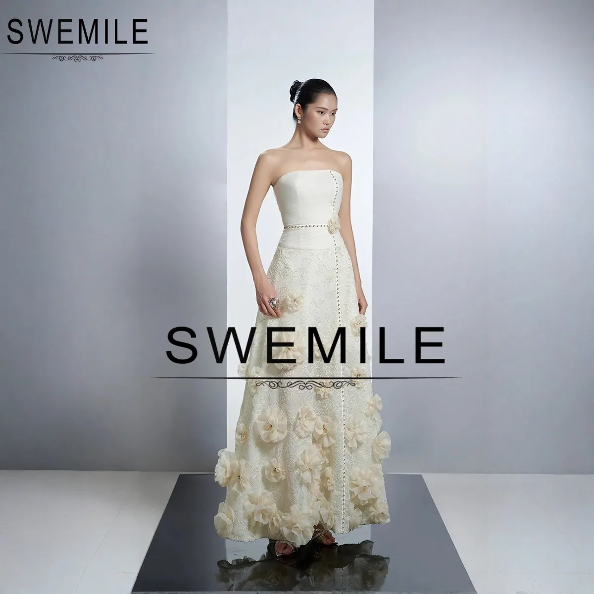 SWEMILE Abiti da sera senza spalline Applicazioni di fiori di diamanti Cerniera posteriore Abito da sposa Pizzo floreale A-Line Abiti lunghi formali