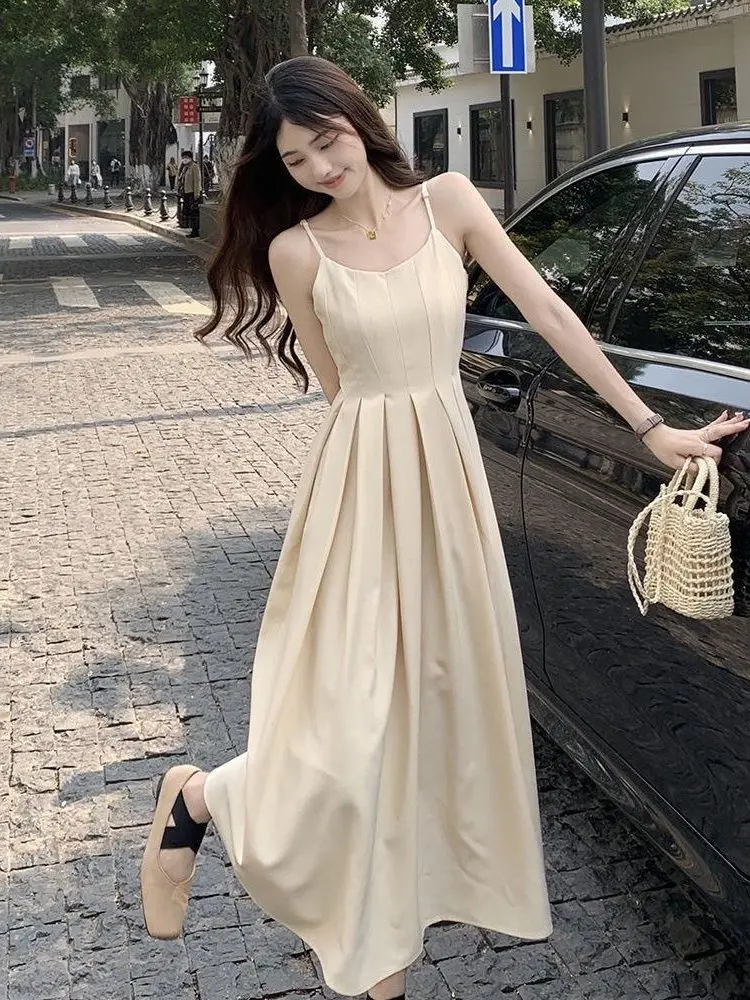 Suspended strap and strap dress for women's summer 2024 new sleeveless design feeling pleated slim fit waist French dress UXLQ