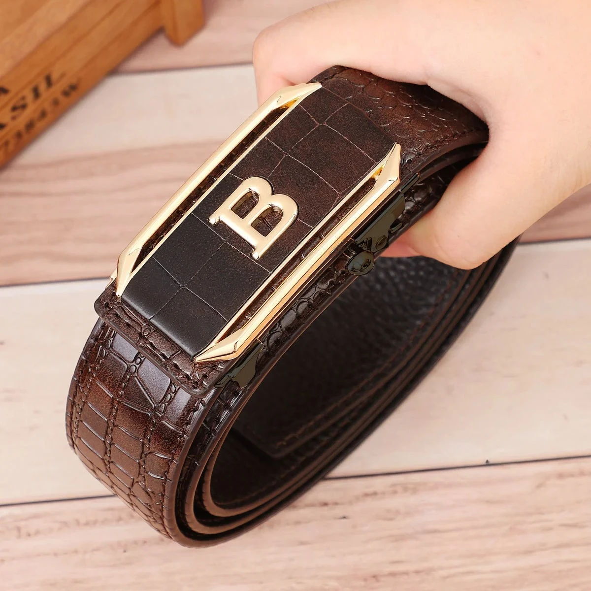 Cinturón con hebilla automática y letras de aleación con patrón de cocodrilo alto para hombre, pantalones decorativos versátiles e informales, pantalones vaqueros, novedad de 2026