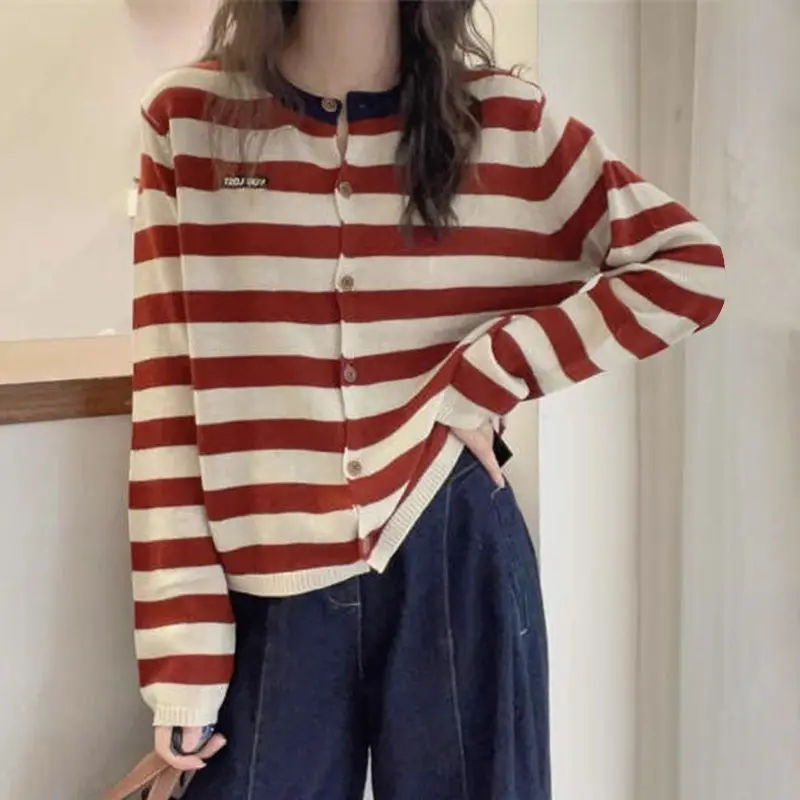 

Retro Fashion Age Reducing Striped Contrasting Long Sleeved Knitted Cardigan Women's Autumn Single Breasted Round Neck Top