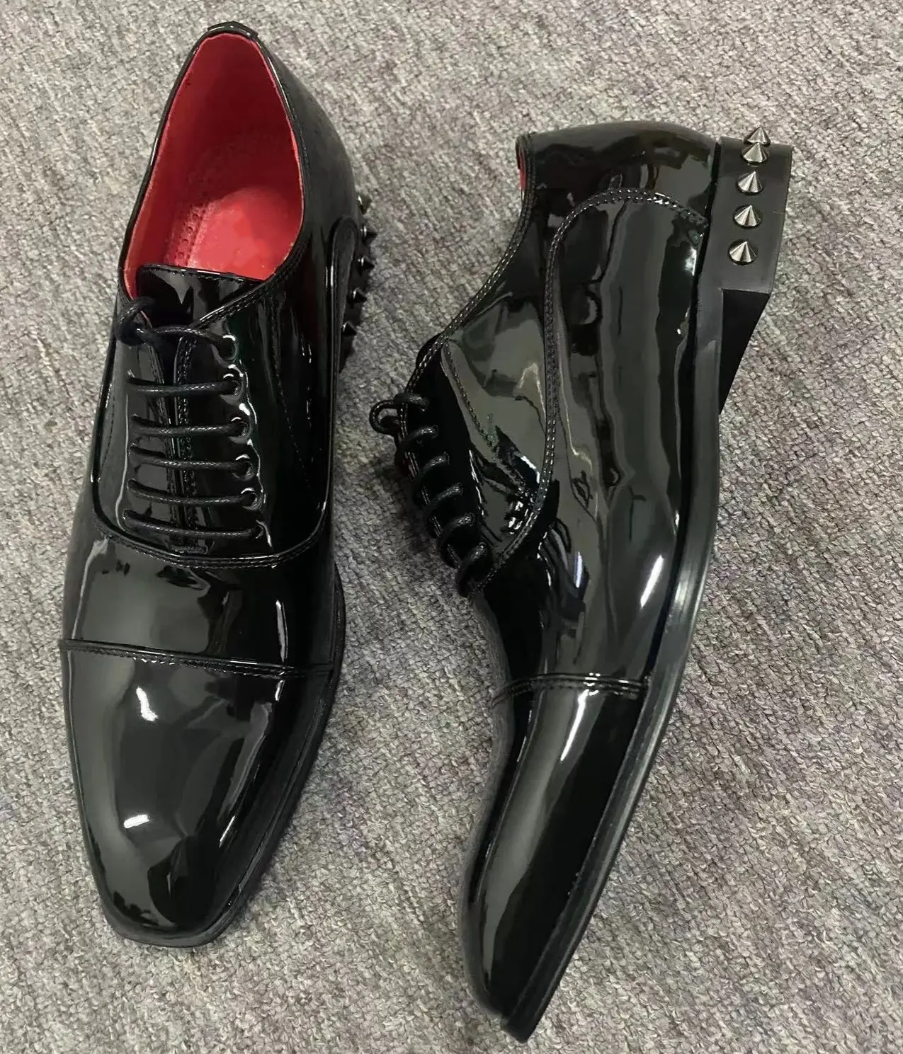 أسود براءات الاختراع والجلود حذا فردي للسيدات الرجال الأحمر الداخلية بدلة عمل Zapatos الفقرة جولة تو الدانتيل متابعة المسامير البطانة كعب معدني Calzados