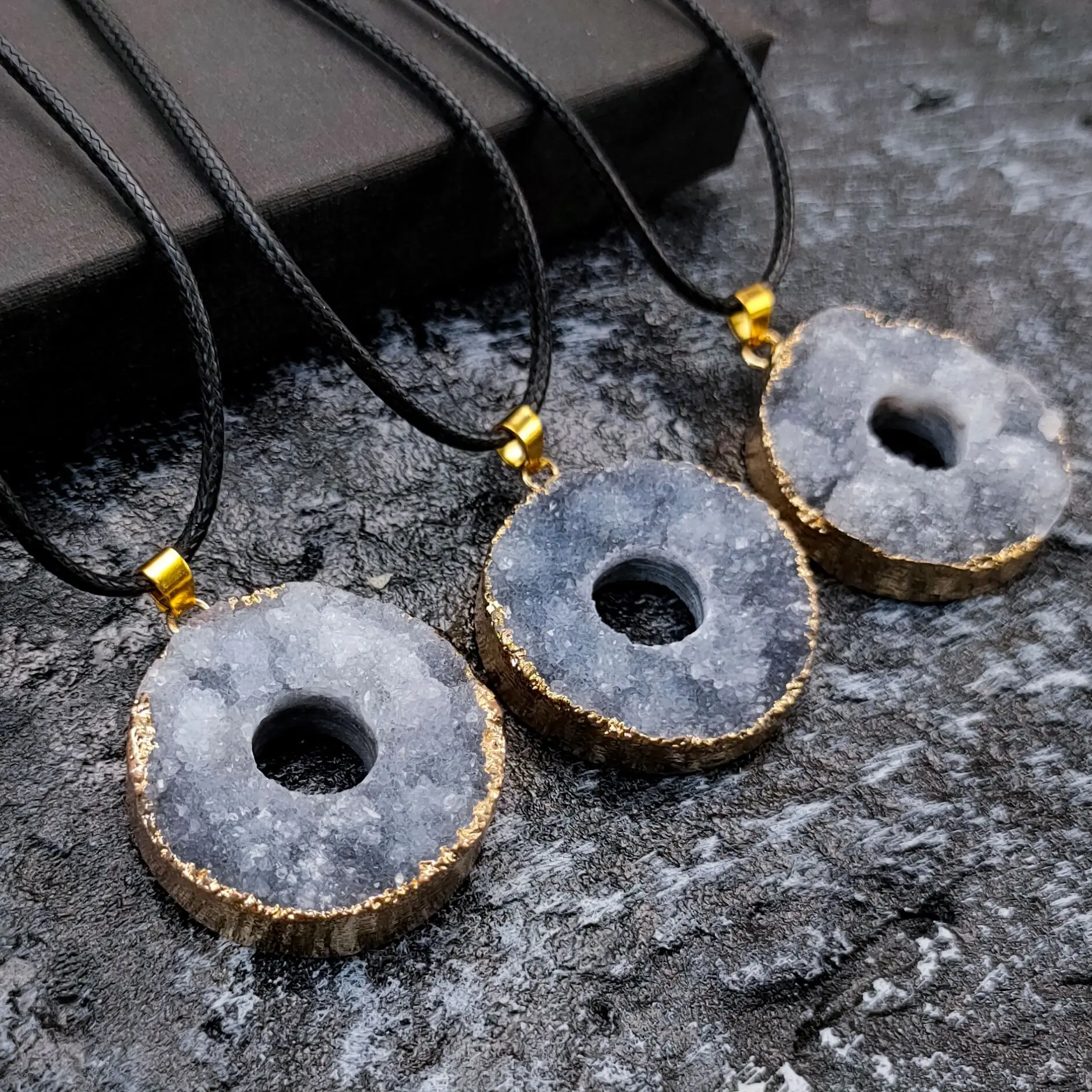 Трансграничные украшения Натуральное солнце Путь молочного агата, кулон из грубой камня, гальваническое кольцо с подшивкой, ожерелье, цепочка для свитера Трансграничные украшения Натуральное солнце Путь молочного агата, кулон из грубой камня, гальваническое кольцо с подшивкой, ожерелье, цепочка для свитера