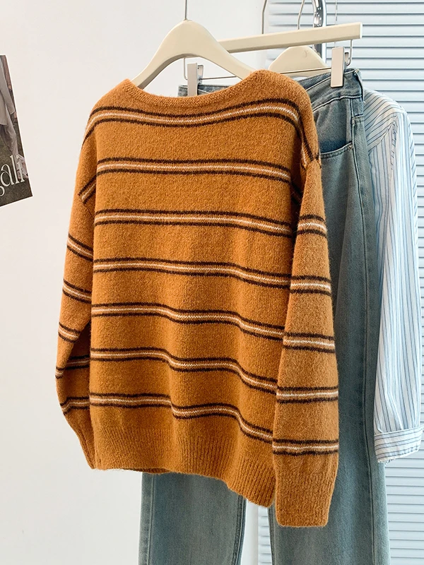 Sweter-płaszcz damski w paski, luźny krój, długi sweter, bluzka z otwartym kołnierzem, baza pod spódnicę, jesień, moda.