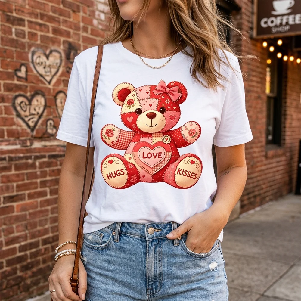 Camiseta con estampado de un adorable oso de peluche para mujer, con motivos de amor, abrazos y besos, diseño de corazón, color blanco, corte holgado, manga corta, ideal para uso diario.
