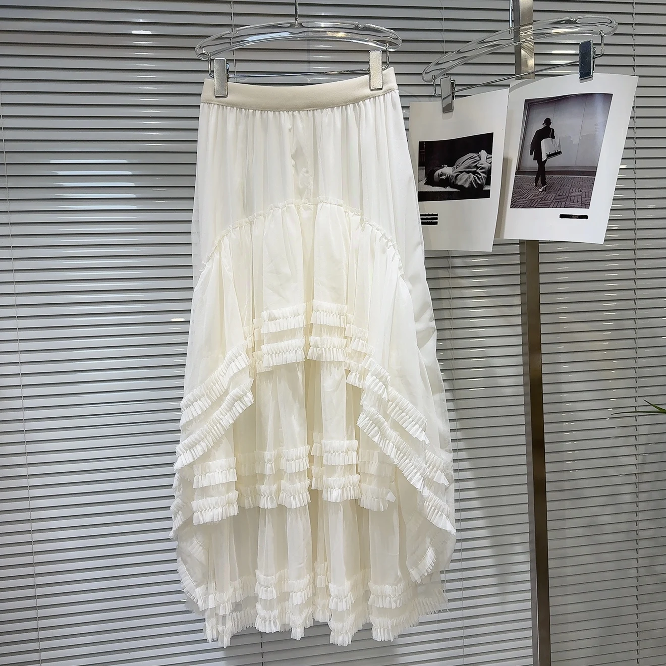 Słodka, długa spódnica z warstwowego tiulu i plisowana spódnica w kształcie litery A do kolan dla kobiet w wieku dwunastki i trzydziestki.