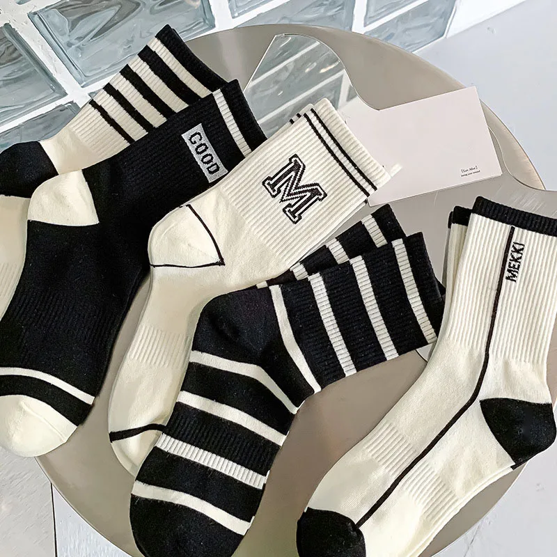 5 Pairs Of Fashionable And Trendy Women\'s Wocks Set Black And White Striped Socks Minimalist Sports Style Medium Length Socks