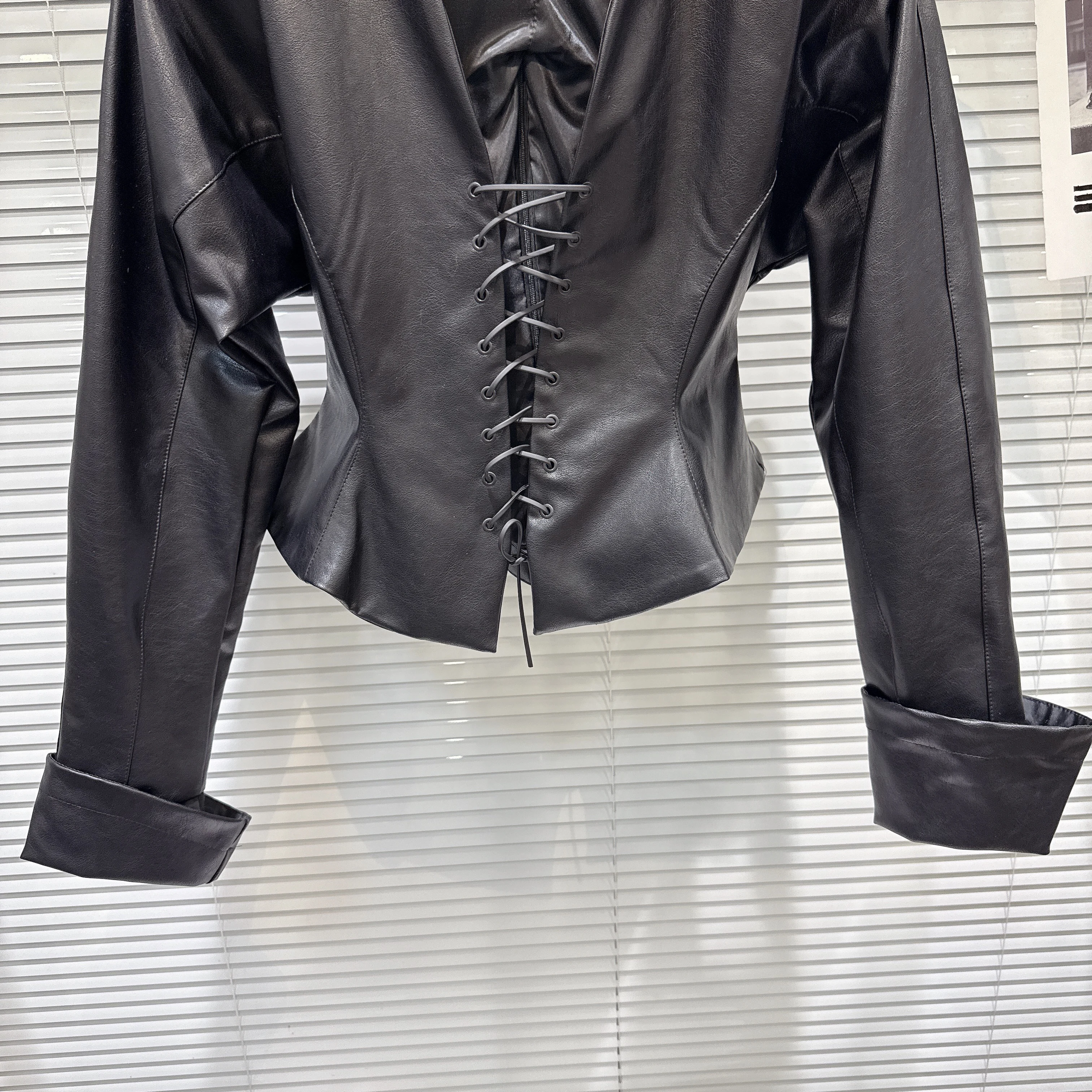 2025 شتاء جديد عصري فتاة ساخنة الخامس الرقبة بدوره إلى أسفل طوق التعادل تصميم الخصر مقصوص بولي Leather قميص سترة للسيدات