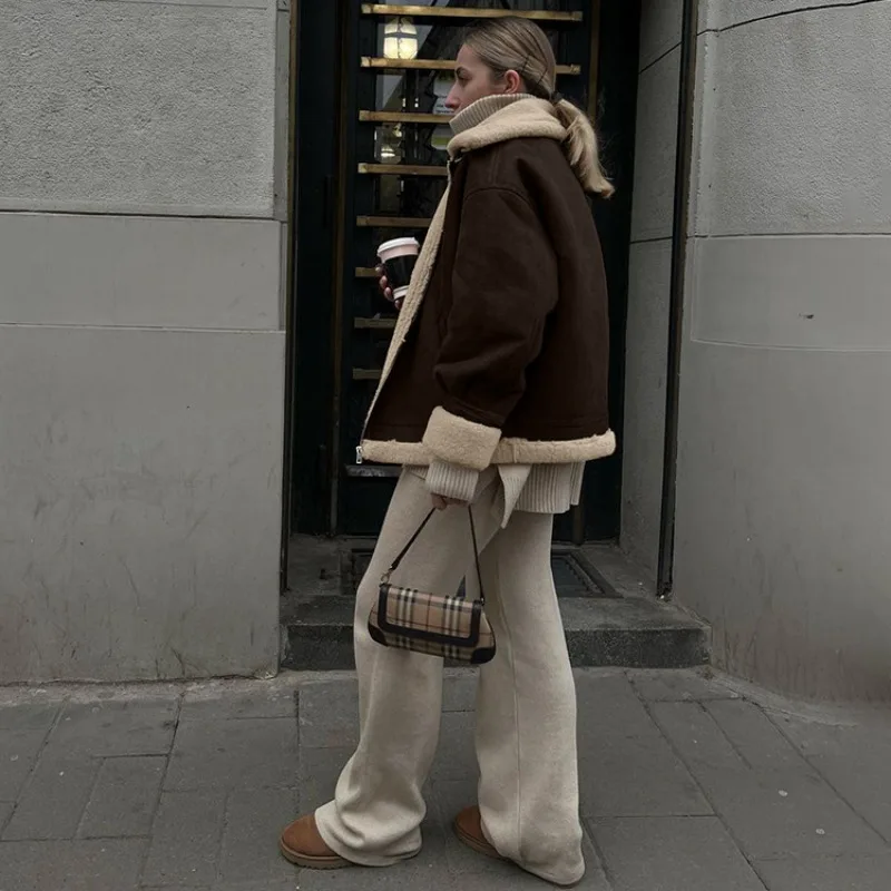 เสื้อโค้ทขนเฟอร์เทียมสีน้ำตาลแบบมีปกเย็บต่อผ้า ซิปหลวม ใส่สบาย อุ่นหนา แฟชั่นลำลองสำหรับผู้หญิง เสื้อแจ็คเก็ตขนแกะเทียมฟูฟ่อง