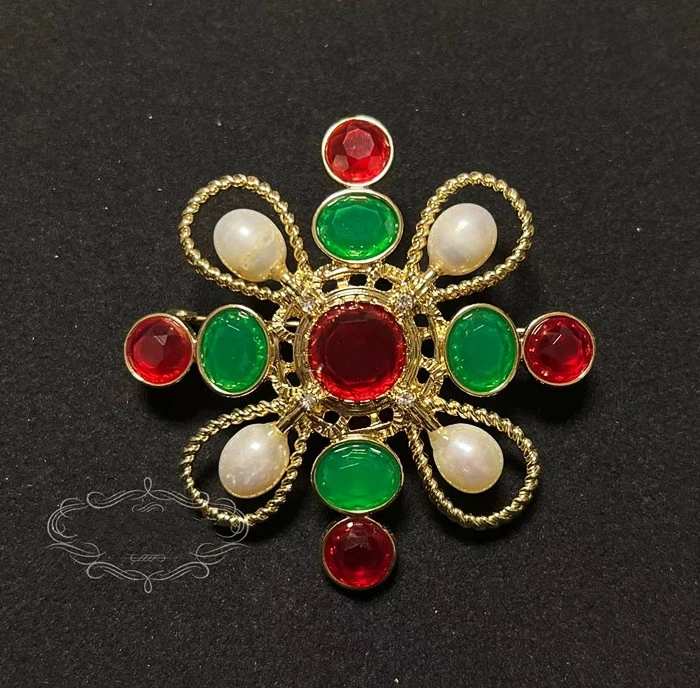 Broche Clássico Feminino Vintage com Pingente de Cristal e Cruz, Joia Requintada para Festas e Banquetes