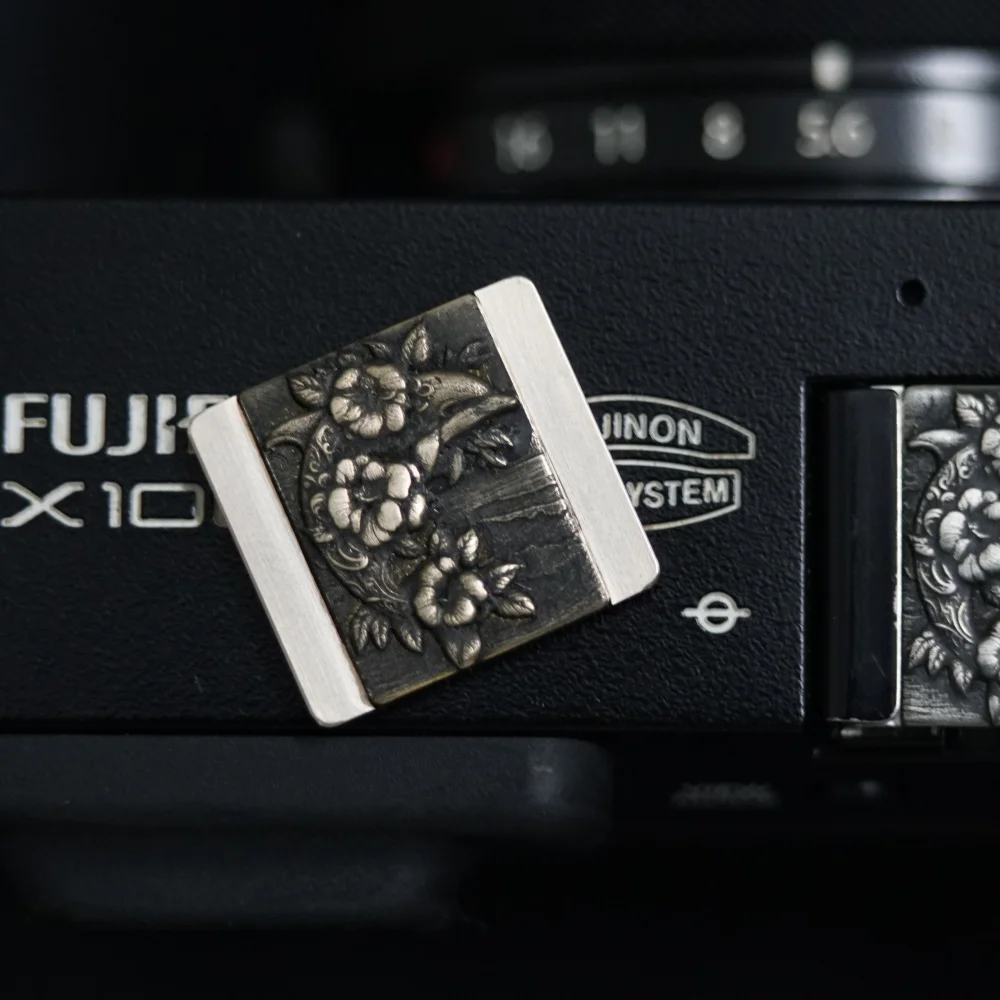 Copertura per slitta calda in metallo per fotocamera Dolphin per Fujifilm X100F XT30 XT5 XPro3 XE4 XE5 XM5 X100VI Nikon ZF ZR Lumix S9 Pulsante otturatore